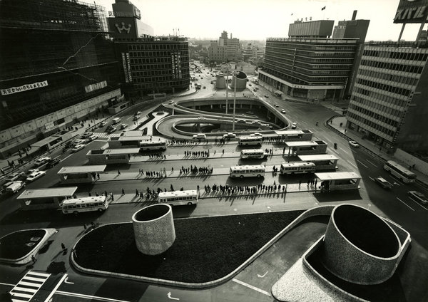 Esplanade de la sortie ouest de la gare Shinjuku.