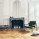 Aux accents fifties, fauteuil Henri Russell avec accoudoirs en noyer ou en chêne massif. Tissu de recouvrement issu de la célèbre maison danoise Gabriel (10 couleurs disponibles). Dimensions : L 80, 7 x l 80,4 x H 73,5 cm. Création Studio Brichet-Ziegler pour Versant Edition. A gauche, table Bagnères qui rend hommage à la ville de Bagnères-de-Bigorre. Piètement métallique et plateaux en marbre de Carrare, Marquinia ou Emperador. Dim : 100 x 65 et 110 x 110 cm. Création Sylvain Willenz pour Versant Edition.