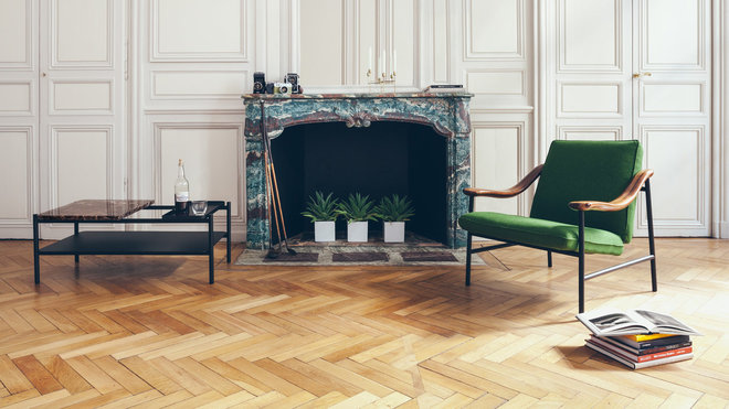 Aux accents fifties, fauteuil Henri Russell avec accoudoirs en noyer ou en chêne massif. Tissu de recouvrement issu de la célèbre maison danoise Gabriel (10 couleurs disponibles). Dimensions : L 80, 7 x l 80,4 x H 73,5 cm. Création Studio Brichet-Ziegler pour Versant Edition. A gauche, table Bagnères qui rend hommage à la ville de Bagnères-de-Bigorre. Piètement métallique et plateaux en marbre de Carrare, Marquinia ou Emperador. Dim : 100 x 65 et 110 x 110 cm. Création Sylvain Willenz pour Versant Edition.