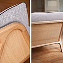 Détails sur le canapé Echo habillé de bois et travaillé sur toutes ses faces pour être beau sous tous les points de vue. Sa structure à l’extérieur, à l’image du bandeau de bois qui en souligne ses contours, permet de le placer n’importe où. Ses pieds en forme de compas soutiennent la pièce et participent à son dessin général.