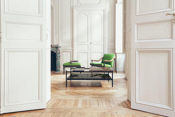 Fauteuil Henri Russell et son repose-pied assorti, créations Studio Brichet-Ziegler. Table basse Bagnères qui rend hommage à la ville de Bagnères-de-Bigorre, bien aimée de son créateur Sylvain Willenz. Versant Edition.