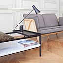 Dessin graphique inspiré des années 1950 pour la lampe à poser Lutz, qui signifie lumière en gascon et doit sa forme à la thématique du cercle. Base en marbre et laiton avec système orientable de l’abat-jour. Déclinable en version liseuse. Création Pierre Dubourg pour Versant Edition.