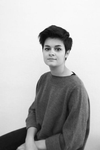 Lucile Viaud, diplômée de l’Ecole Boulle, valorise, dans ses recherches, des savoir-faire français ancestraux et privilégie la fabrication en petite série. C’est en Bretagne que la designer a nourri son univers pour aller à la rencontre des acteurs de la filière halieutique.