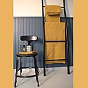 Ambiance moutarde et noire pour la salle de bains et les serviettes en nid d'abeille.