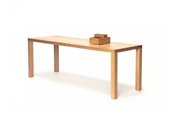 Cette collection décline la variation des essences de bois du Périgord: bouleau, chêne, cèdre, merisier, pin, frêne, noyer dans une finition vernis veloutée remarquable au toucher. Chaque bois exprime par ses assemblages une culture toujours vivante. Les objets sont monolithiques, emprunts d’émotion. Série de tables, caissons/pouf, petites boites et, création Jean Nouvel Design, artisan Eric Rouchon.