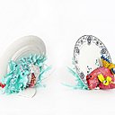 Ces objets, un brin kitsch, ont provoqué les éclats de rires de certains visiteurs. L’auteure, créatrice de bijoux belge, a traité le sujet du Banquet avec humour et dérision, mêlant faïence ancienne, morceaux de plastique et autres matériaux de récup. Objets sculptures, création Isabelle Azaïs, édition WCC.BF association pour la promotion des métiers d’art appliqués.