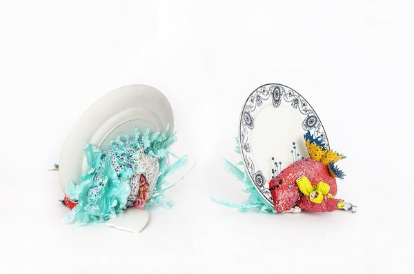 Ces objets, un brin kitsch, ont provoqué les éclats de rires de certains visiteurs. L’auteure, créatrice de bijoux belge, a traité le sujet du Banquet avec humour et dérision, mêlant faïence ancienne, morceaux de plastique et autres matériaux de récup. Objets sculptures, création Isabelle Azaïs, édition WCC.BF association pour la promotion des métiers d’art appliqués.