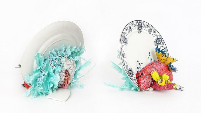 Ces objets, un brin kitsch, ont provoqué les éclats de rires de certains visiteurs. L’auteure, créatrice de bijoux belge, a traité le sujet du Banquet avec humour et dérision, mêlant faïence ancienne, morceaux de plastique et autres matériaux de récup. Objets sculptures, création Isabelle Azaïs, édition WCC.BF association pour la promotion des métiers d’art appliqués.