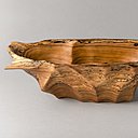 Décorative et utilitaire, cette coupe s’inscrit dans le travail de cet artisan chilien qui conçoit ses objets en observant les formes naturelles et en jouant de la nature organique du bois. Coupe création Egon Munoz, Museo De Arte Popular Americano Mapa.