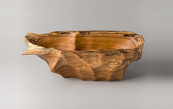 Décorative et utilitaire, cette coupe s’inscrit dans le travail de cet artisan chilien qui conçoit ses objets en observant les formes naturelles et en jouant de la nature organique du bois. Coupe création Egon Munoz, Museo De Arte Popular Americano Mapa.