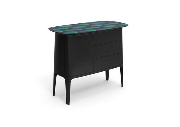 Bois laqué associé à la marqueterie de paille teintée… Le designer remet au goût du jour des savoir faire précieux pour cette nouvelle collection, évoquant l’équilibre et la justesse des proportions des métiers d’art asiatique. Commode, collection Shitake, création Jean-Marc Gady, édition Fort Royal.