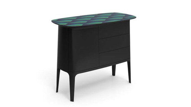 Bois laqué associé à la marqueterie de paille teintée… Le designer remet au goût du jour des savoir faire précieux pour cette nouvelle collection, évoquant l’équilibre et la justesse des proportions des métiers d’art asiatique. Commode, collection Shitake, création Jean-Marc Gady, édition Fort Royal.