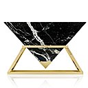 Autre découverte sur le stand du groupe Bee Médias cette pièce  réalisée en marbre Negro Dulac, est un vrai défi à la matière, à l’image de cet artiste éclectique. Console Khéops création Harold Sangouard, alias Harow.Monumentale, édition limitée de 12 exemplaires.