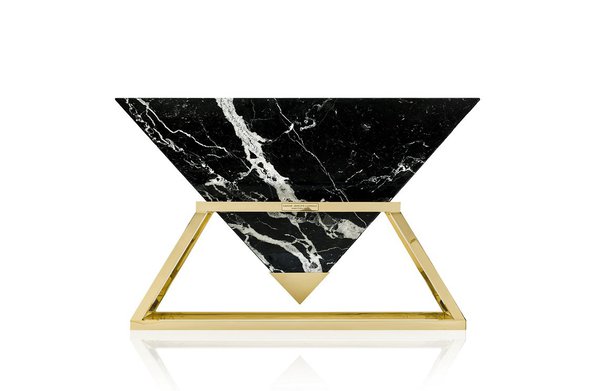 Autre découverte sur le stand du groupe Bee Médias cette pièce  réalisée en marbre Negro Dulac, est un vrai défi à la matière, à l’image de cet artiste éclectique. Console Khéops création Harold Sangouard, alias Harow.Monumentale, édition limitée de 12 exemplaires.