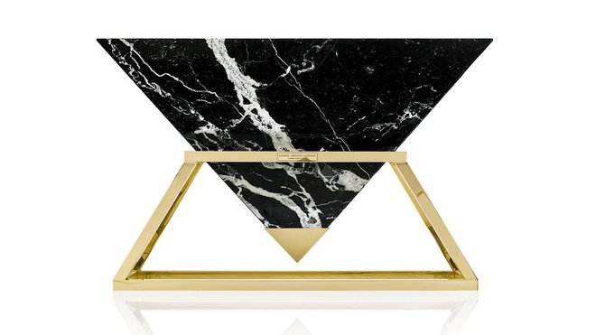 Autre découverte sur le stand du groupe Bee Médias cette pièce  réalisée en marbre Negro Dulac, est un vrai défi à la matière, à l’image de cet artiste éclectique. Console Khéops création Harold Sangouard, alias Harow.Monumentale, édition limitée de 12 exemplaires.