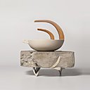 En associant la porcelaine tournée à la main et un socle en ciment récupéré, la créatrice suisse a donné naissance à cet objet utilitaire et intriguant, sur l’exposition du Banquet. Théière, création  Myriam Olmi, Swissceramics.