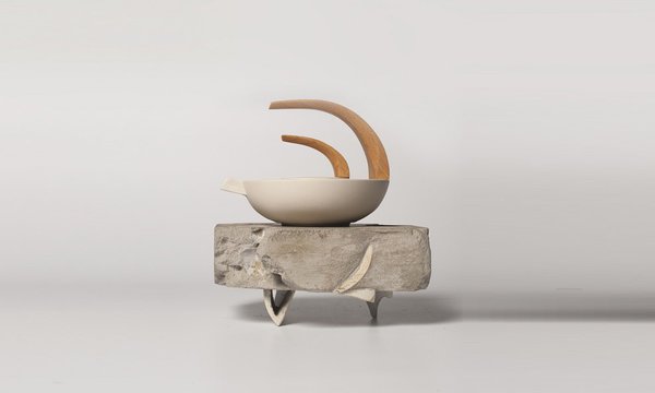 En associant la porcelaine tournée à la main et un socle en ciment récupéré, la créatrice suisse a donné naissance à cet objet utilitaire et intriguant, sur l’exposition du Banquet. Théière, création  Myriam Olmi, Swissceramics.