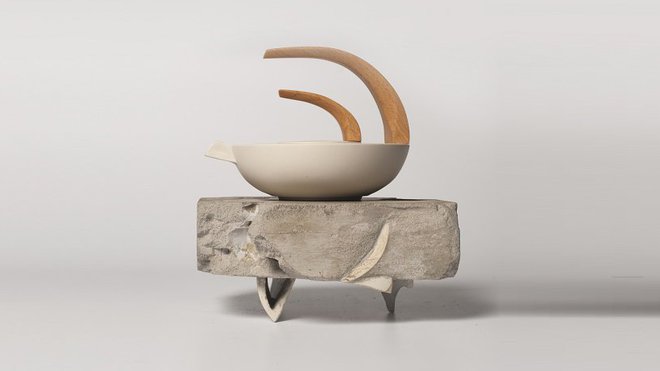 En associant la porcelaine tournée à la main et un socle en ciment récupéré, la créatrice suisse a donné naissance à cet objet utilitaire et intriguant, sur l’exposition du Banquet. Théière, création  Myriam Olmi, Swissceramics.
