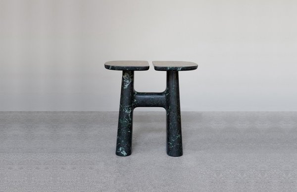 La pureté de la matière et des formes sont les qualités et les principes dictés par la galerie, centrée sur le design et les savoir faire haut de gamme. Tabouret en marbre création Guillaume Delvigne, ToolsGalerie.