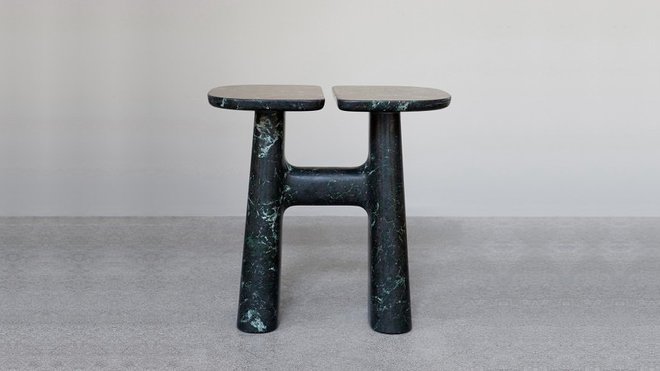 La pureté de la matière et des formes sont les qualités et les principes dictés par la galerie, centrée sur le design et les savoir faire haut de gamme. Tabouret en marbre création Guillaume Delvigne, ToolsGalerie.