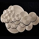 Cette passionnée de tressage réalise des panneaux en corde sur mesure pour la décoration, dans son atelier à Lyon, mais aussi des paravents, des têtes de lit.  Composition murale, création Véronique de Soultrait.