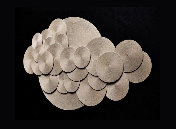 Cette passionnée de tressage réalise des panneaux en corde sur mesure pour la décoration, dans son atelier à Lyon, mais aussi des paravents, des têtes de lit.  Composition murale, création Véronique de Soultrait.