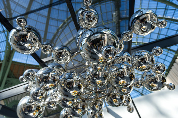 Sous la nef mythique du Grand Palais, les partenaires soutiennent la création contemporaine : Fondation Banque Populaire, Bee Medias, Fonds Carré Rive Gauche, Cape and cape, Ex Nihilo.