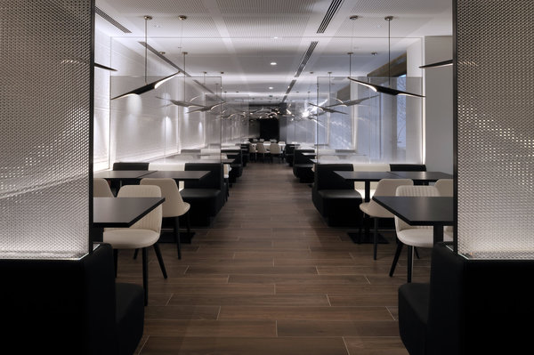 La seconde aile du restaurant « La Table du chef »  forme un espace tout en longueur. Il a été traité comme un wagon avec des compartiments, de banquettes en vis-à-vis, cloisonnés par des panneaux lumineux en nid d’abeille d’aluminium et d’Altuglas®.