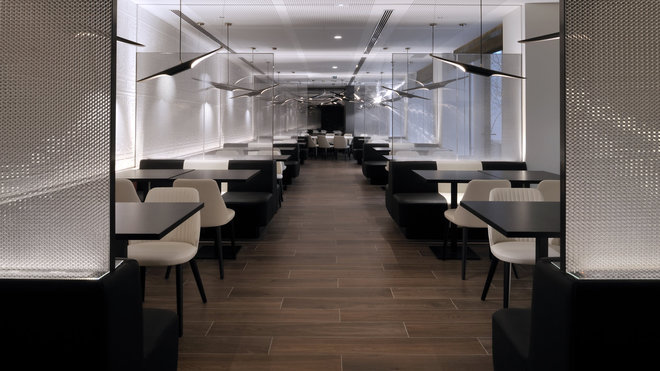 La seconde aile du restaurant « La Table du chef »  forme un espace tout en longueur. Il a été traité comme un wagon avec des compartiments, de banquettes en vis-à-vis, cloisonnés par des panneaux lumineux en nid d’abeille d’aluminium et d’Altuglas®.