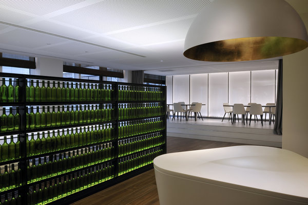 Le restaurant « La Table du chef »  compte, pour le service à table, deux ailes. Un mur de bouteilles en verre joue avec la lumière.