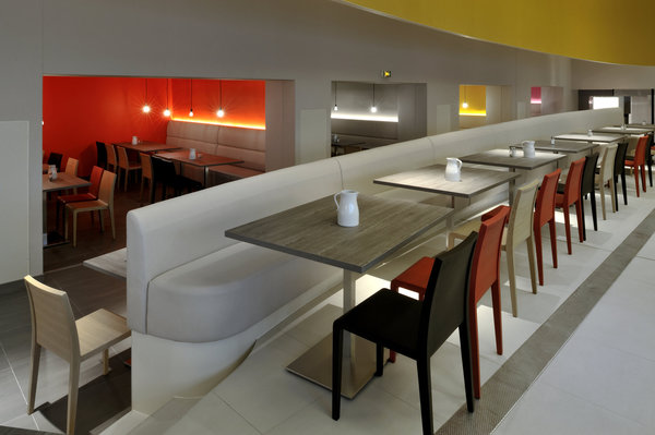 La cafétéria fait alterner espaces ouverts et box plus intimistes.