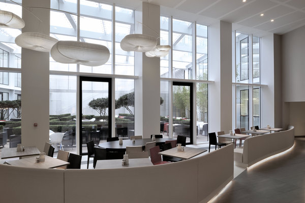 Le Scramble s’ouvre sur un patio végétalisé.