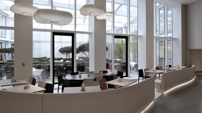 Le Scramble s’ouvre sur un patio végétalisé.