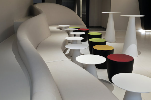 Le mobilier privilégie les formes rondes, ondoyantes et douces.