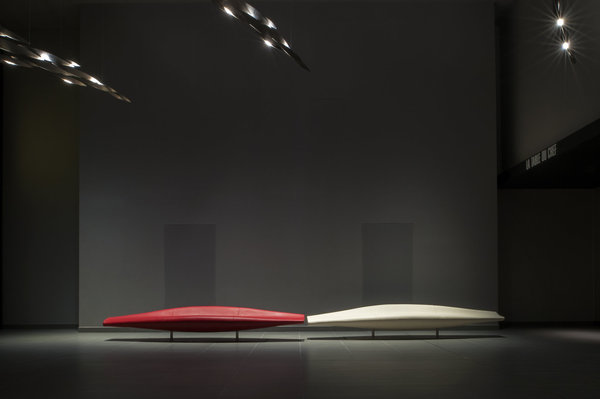 Dans le hall d’entrée, des banquettes minimalistes comme des lits de repos (modèle Inout, création Jean-Marie Massaud pour Cappellini).