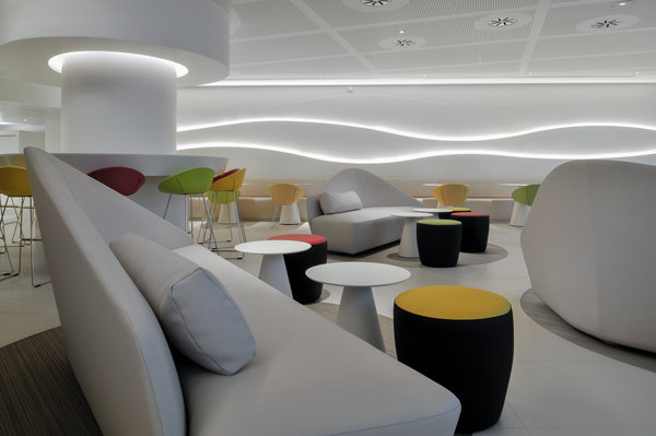 Le fond de la cafétéria est ponctué par des éclairages Led en vagues, amenant ainsi une grande profondeur.