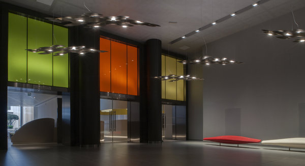 Dans le hall d’entrée, les éclairages et les banquettes dessinent un effet d’îlot très apaisant.