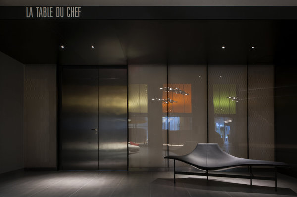 Dans le hall d’entrée qui mène à la Table du chef, une banquette sculpturale.