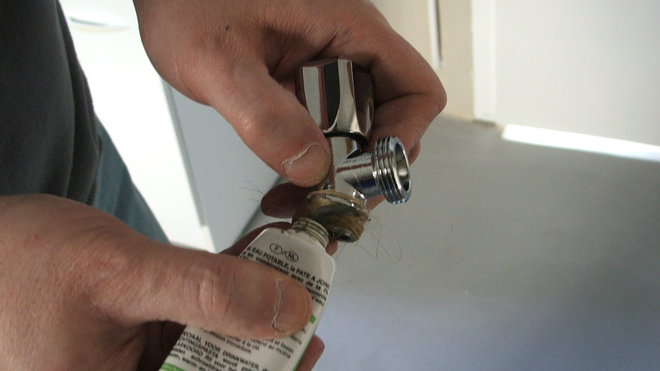 Etape 2 : la filasse posée, compléter ce dispositif d’étanchéité par l’ajout de pâte à joint.