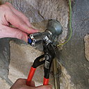 Etape 4 : visser le nouveau robinet de machine à laver à clapet sur l’applique en place avec une pince.
