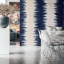 Collection Manado avec bandes d’écorces de bananes sur support intissé, décor Maoli, coloris 7025 02 88, largeur 91,5 cm vendu au mètre.