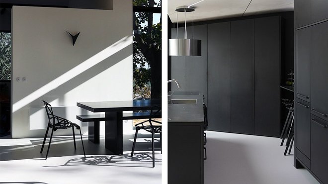A l’intérieur de l’extension, les couleurs dessinent un espace de vie graphique, noir, blanc et gris. Réalisation de Dank Architectes à Caluire et Cuire, près de Lyon.