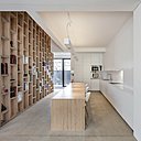 Un escalier-bibliothèque se développe en position centrale et assure la distribution verticale de la maison sous un puits de lumière. Réalisation de DDA Architectes, à Meudon.