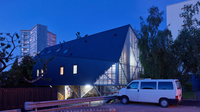 Cette maison neuve sur pilotis, construite dans le centre-ville, se trouve en zone inondable et périmètre bâtiments de France. On a pris le parti d'implanter les pièces habitables bien plus haut que ce qu'imposent les règles de prévention des risques d'inondation en créant un socle transparent (pilotis, murs claustras) qui abrite espaces de stationnement et annexes, et sur lequel vient se poser une boite habitée travaillée suivant les besoins de volumes intérieurs. Réalisation MNM Architectes, à Rennes.