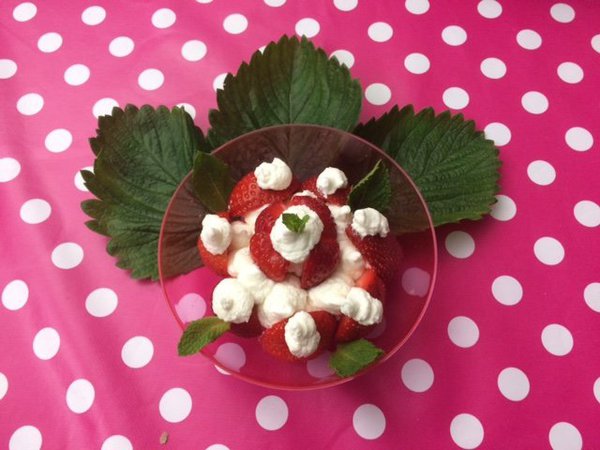 Un Pavlova ce gâteau est une réussite et très simple à faire avec de bonnes fraises, de la meringue et de la crème fouettée nommé en l'honneur de la ballerine russe Anna Pavlova.