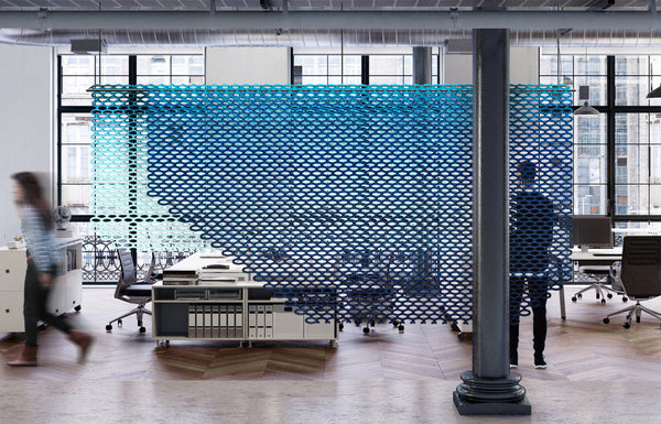 Posé à l’horizontale, sa transparence lui permet d’endosser la fonction de séparateur de pièce, tel qu’un claustra chauffant. Radiateur tressé, création Romain Pin.