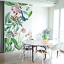 Pour ce nouveau décor, la planche botanique est réinterprétée comme un jardin fantastique, peuplé de végétation luxuriante et réinvente le panoramique floral. Papier-peint Bahamas, composé d’illustrations du XVIIIème siècle, création Cécile Figuette, pack 3 lés 450 €.