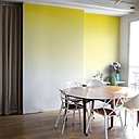 Ce papier-peint doux dont le dégradé est à peine perceptible, a été imaginé par le duo de designers franco japonais A+A Cooren, édité par Bien Fait. Papier-peint intissé, Sunset citron, à partir de 295 € en prêt à poser.