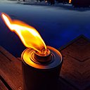 Les bougies aux flammes colorées sont l’accessoire idéal pour animer la piscine à la tombée de la nuit, en éclairage d’appoint.