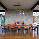Dans la salle à manger, chaises de Pierre Guariche et lustre Adolf Loos conçu en 1899. Dans la salle à manger, chaises de Pierre Guariche et lustre Adolf Loos conçu en 1899.